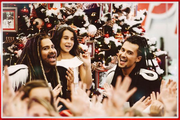 Амадор Лопес и группа "Rumbero's" отпраздновали Новый год в строительном гипермаркете