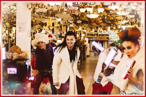 Амадор Лопес и группа "Rumbero's" отпраздновали Новый год в строительном гипермаркете